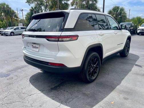 Bright White Clearcoat 2025 Jeep Grand Cherokee Altitude