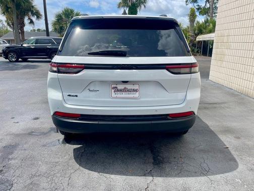 Bright White Clearcoat 2025 Jeep Grand Cherokee Altitude