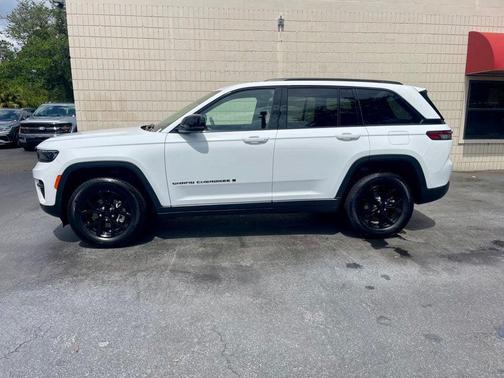 Bright White Clearcoat 2025 Jeep Grand Cherokee Altitude