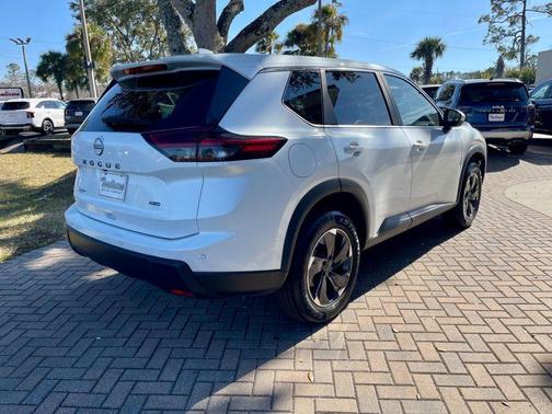 Everest White Pearl 2025 Nissan Rogue SV