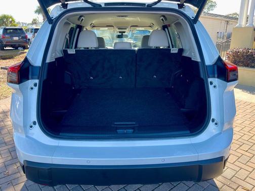 Everest White Pearl 2025 Nissan Rogue SV