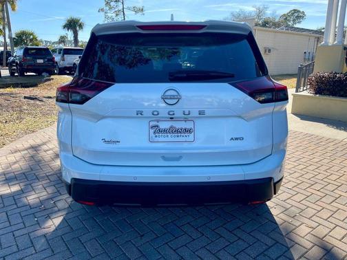 Everest White Pearl 2025 Nissan Rogue SV