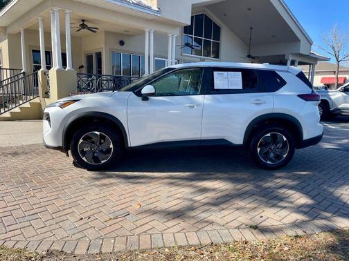 Everest White Pearl 2025 Nissan Rogue SV