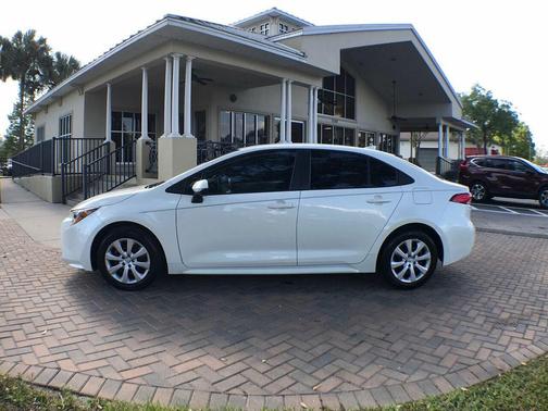 Photo 2 of 17 of 2021 Toyota Corolla LE