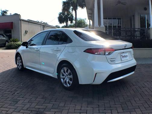 Photo 3 of 17 of 2021 Toyota Corolla LE