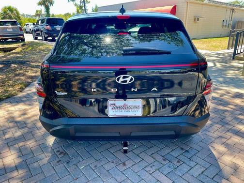 Abyss Black Pearl 2026 Hyundai KONA SE