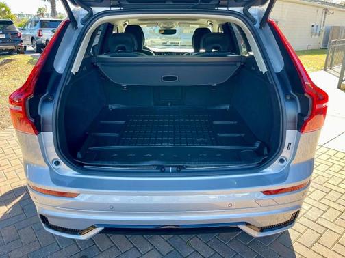 2025 Volvo XC60 PLUS DARK THEME