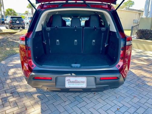 2022 Nissan Pathfinder SV