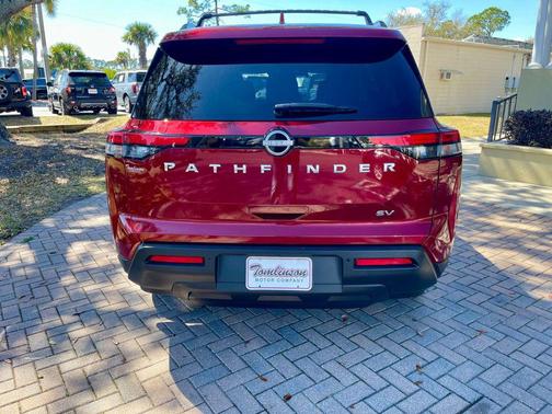 2022 Nissan Pathfinder SV