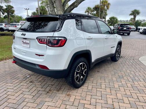 Bright White Clearcoat 2025 Jeep Compass Trailhawk