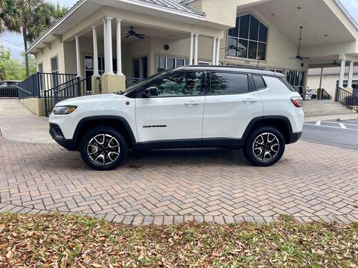 Bright White Clearcoat 2025 Jeep Compass Trailhawk