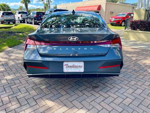 2025 Hyundai ELANTRA SE