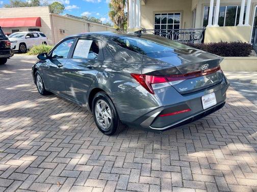 2025 Hyundai ELANTRA SE