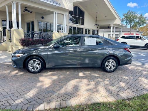 2025 Hyundai ELANTRA SE