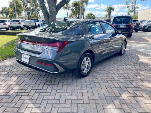 2025 Hyundai ELANTRA SE