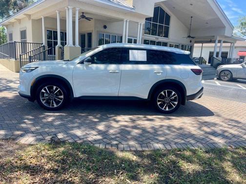 Majestic White 2025 INFINITI QX60 Luxe