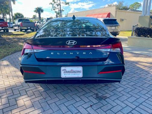 2025 Hyundai ELANTRA SE