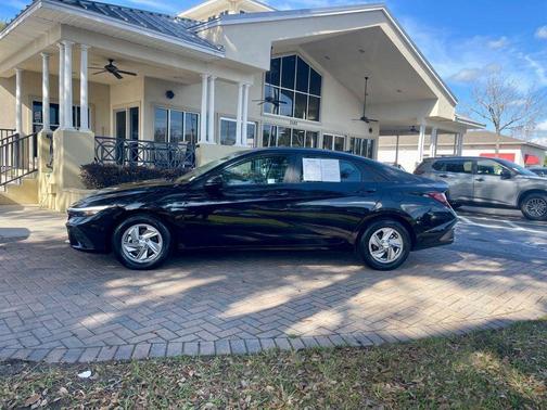 2025 Hyundai ELANTRA SE