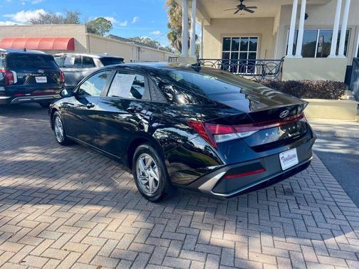 2025 Hyundai ELANTRA SE