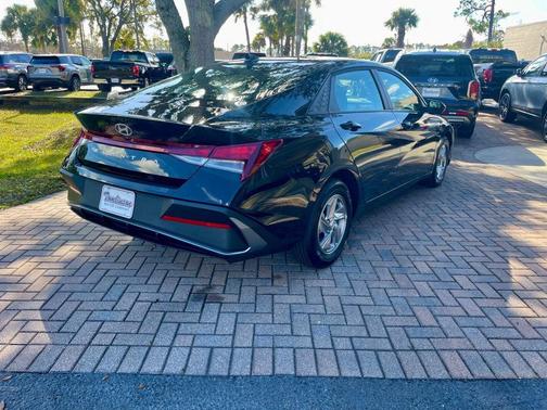 2025 Hyundai ELANTRA SE