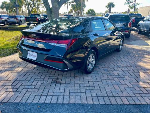 2025 Hyundai ELANTRA SE