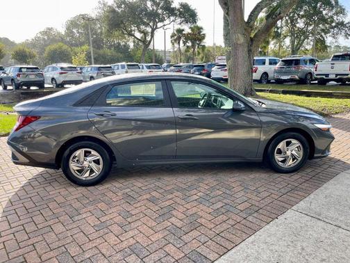 2025 Hyundai ELANTRA SE