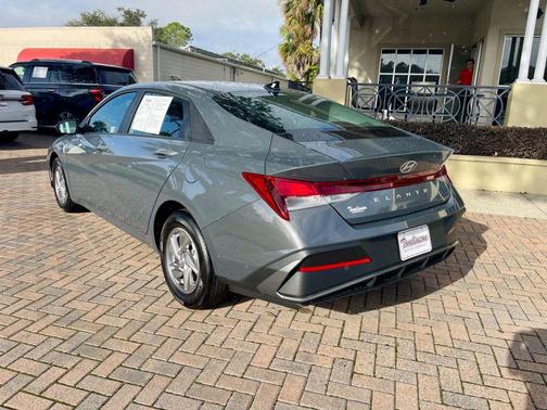 2025 Hyundai ELANTRA SE