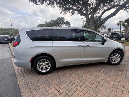 2024 Chrysler Voyager LX