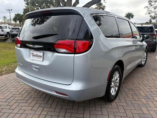 2024 Chrysler Voyager LX