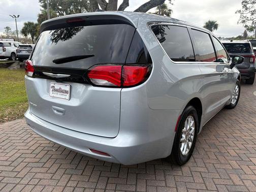 2024 Chrysler Voyager LX