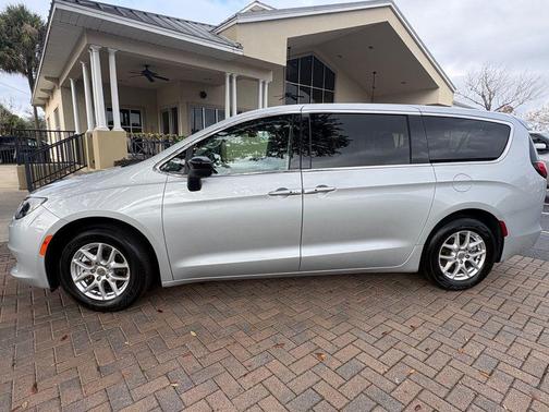 2024 Chrysler Voyager LX