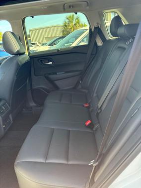 Everest White Pearl 2025 Nissan Rogue SL