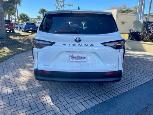 2024 Toyota Sienna LE