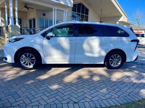 2024 Toyota Sienna LE