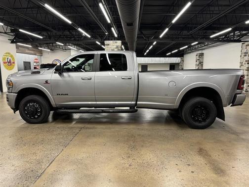 2020 RAM 3500 Laramie Crew Cab 4x4 8' Box