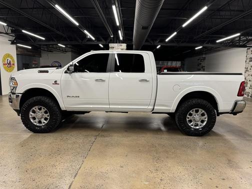 Bright White Clearcoat 2019 RAM 3500 Laramie Crew Cab 4x4 6'4' Box