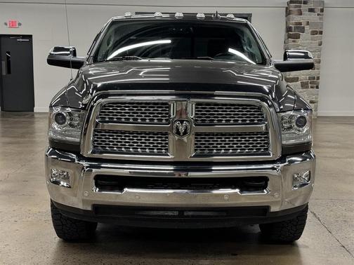 2017 RAM 3500 Laramie Crew Cab 4x4 8' Box