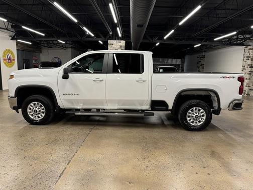 Summit White 2022 Chevrolet Silverado 2500 LT