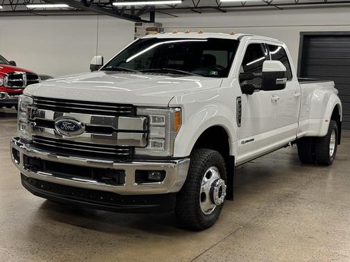 Oxford White 2017 Ford F-350 Lariat