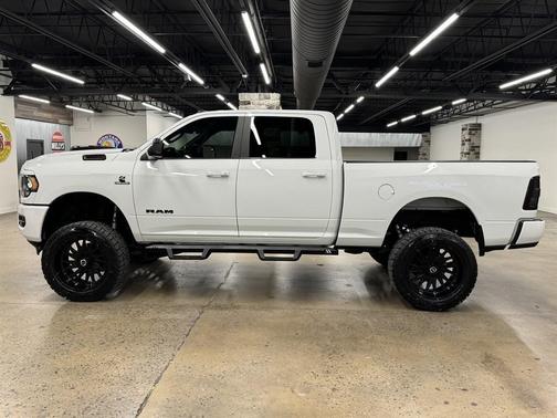 Bright White Clearcoat 2022 RAM 2500 Big Horn Crew Cab 4x4 6'4' Box