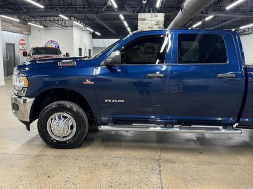 Patriot Blue Pearlcoat 2019 RAM 3500 Tradesman Crew Cab 4x4 8' Box