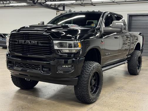 Diamond Black Crystal Pearlcoat 2023 RAM 3500 Laramie Crew Cab 4x4 6'4' Box