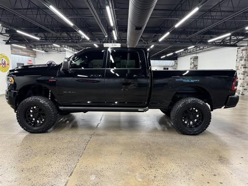 Diamond Black Crystal Pearlcoat 2023 RAM 3500 Laramie Crew Cab 4x4 6'4' Box