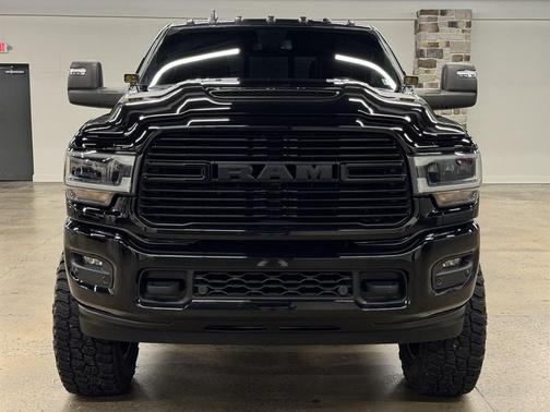 Diamond Black Crystal Pearlcoat 2023 RAM 3500 Laramie Crew Cab 4x4 6'4' Box