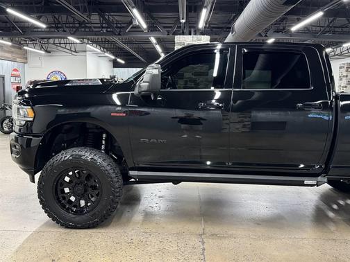 Diamond Black Crystal Pearlcoat 2023 RAM 3500 Laramie Crew Cab 4x4 6'4' Box