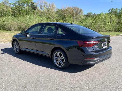Deep Black Pearl 2024 Volkswagen Jetta 1.5T SE