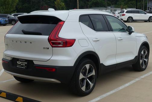 Crystal White Metallic 2024 Volvo XC40 B5 Plus Bright Theme