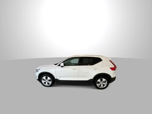 2022 Volvo XC40 T5 Momentum