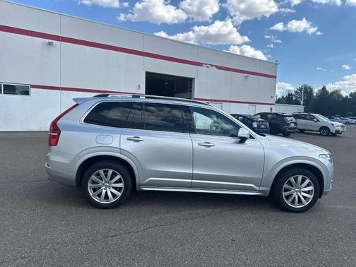 2019 Volvo XC90 T6 Momentum