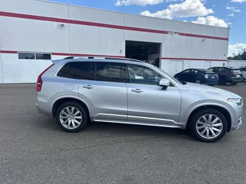 2019 Volvo XC90 T6 Momentum